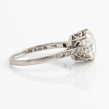 Ring in platinum with an old-cut diamond.