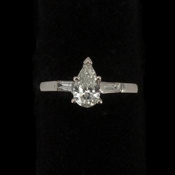 RING, 14 K vitguld. Droppslipad diamant ca 0.80 ct. Vikt 2,5 g.