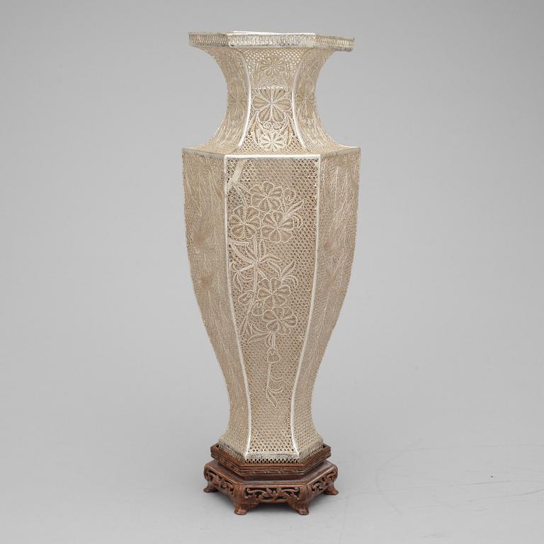 VAS, sterlingsilver, Kina, 1960/70-tal. Vikt ca 780 gram.