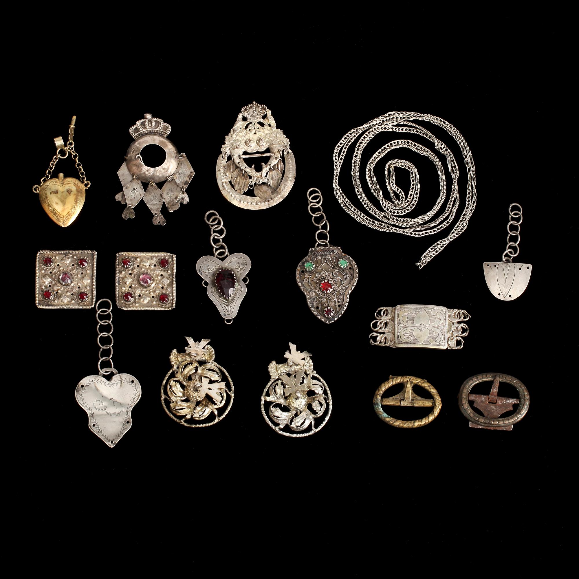 PARTI DRÄKTSMYCKEN, ca 65 delar. Delvis silver. Diverse mästare. 1800/1900-tal.