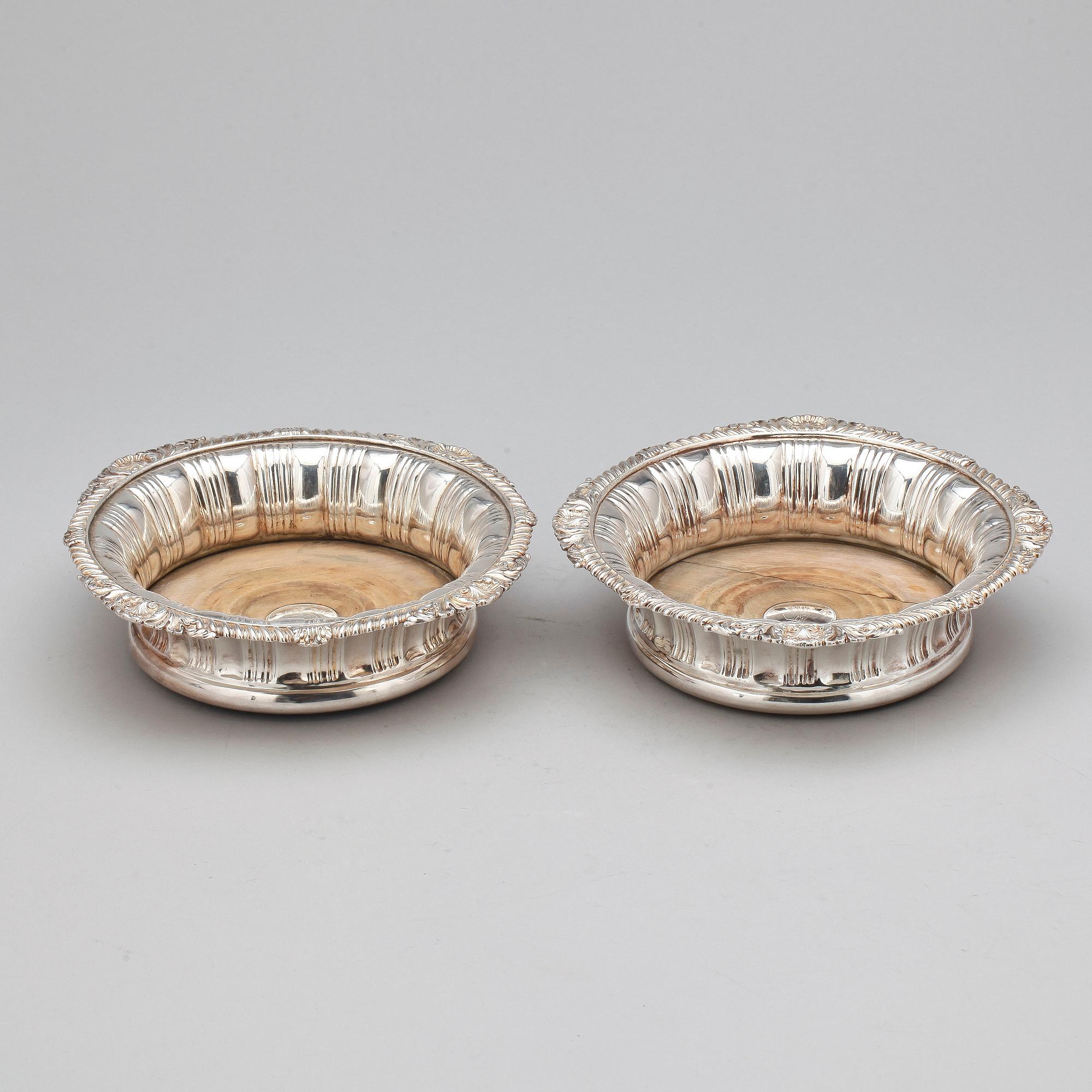 COASTERS, ett par, nysilver, England, 1900-talets andra hälft.