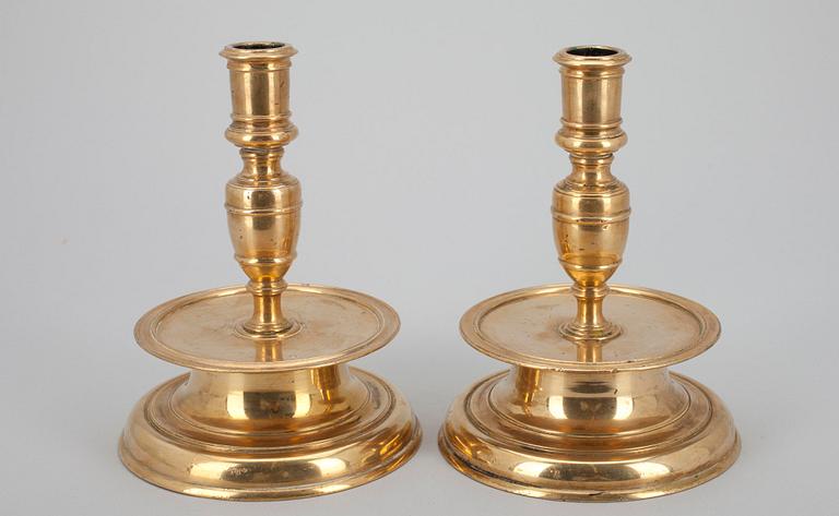 LJUSSTAKAKAR, ett par, mässing, barockstil, möjligen Flandern 1800-tal.