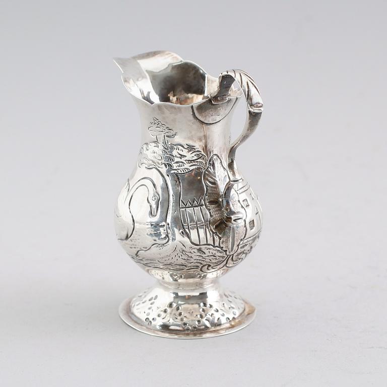 GRÄDDKANNA, silver, William Kersill, London 1764. Vikt ca 70 gram.