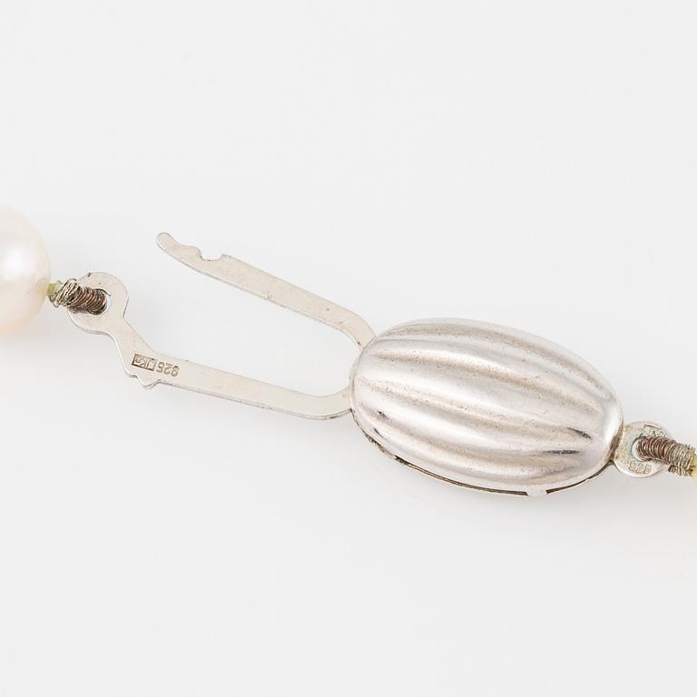 Collier längre modell med odlade pärlor med silverlås.