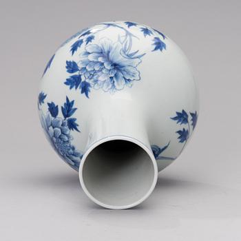 An early 20th century Chinese porcelain vase.