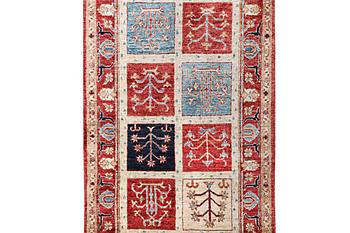 A runner carpet, Ziegler, c. 395 x 89 cm.
