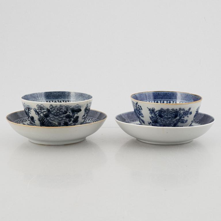 Two Chinese blue and white export porcelain cups with saucers, Qing dynasty, Jiaqing (1796-1820).