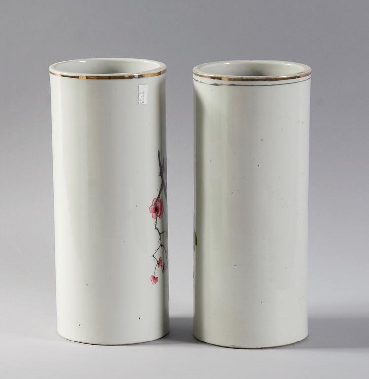 PENSELVASER, 2 st, porslin, Kina, 1900-tal.