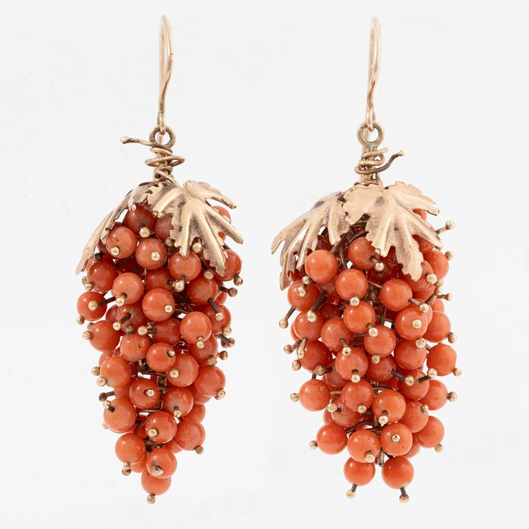 Earrings, with coral in the form of grape clusters.