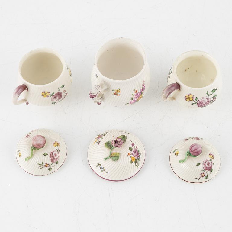 Cremekoppar, tre stycken,  mjukt porslin. Marieberg, 1700-tal.