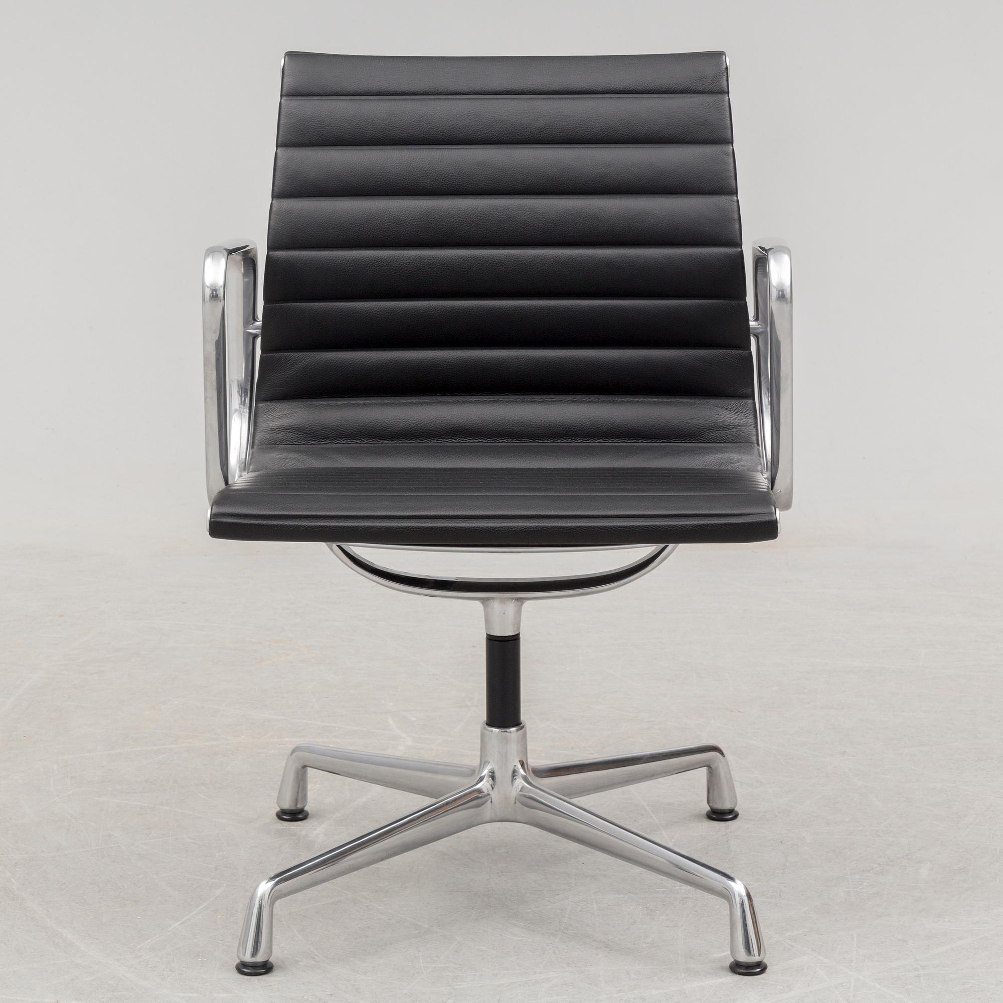 CHARLES & RAY EAMES, skrivbordsstol, "Aluminium Chair EA 104", Vitra, omkring 2015.