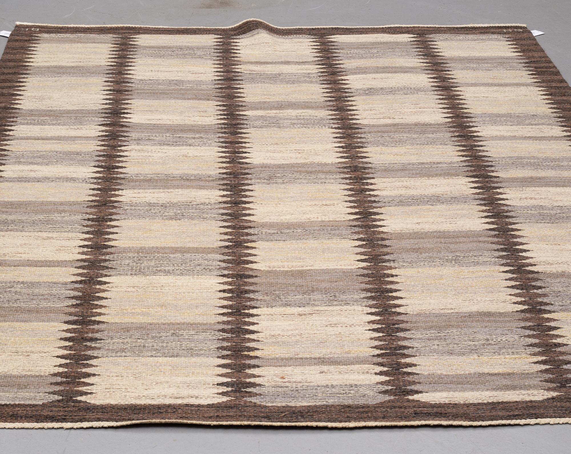 BERIT KOENIG , A CARPET, "Viggen, grå", flat weave, ca 242 x 184,5 cm, signed SH BK.