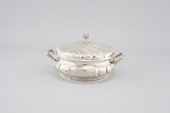 A silver bowl with lid from C G Hallberg in Stockholm, 1920.