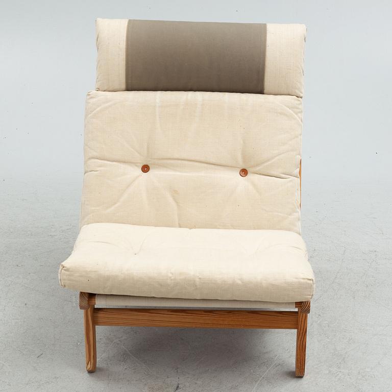 Berndt Pedersen, three "Kludestolen" lounge chairs with table, Denmark, 1970's.