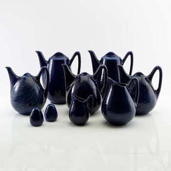 Hertha Bengtson, kannor och tillbringare "Blå Eld" 9 dlr Rörstrand porslin.