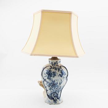 Urn, faience, Holland, Delft, 18th century.