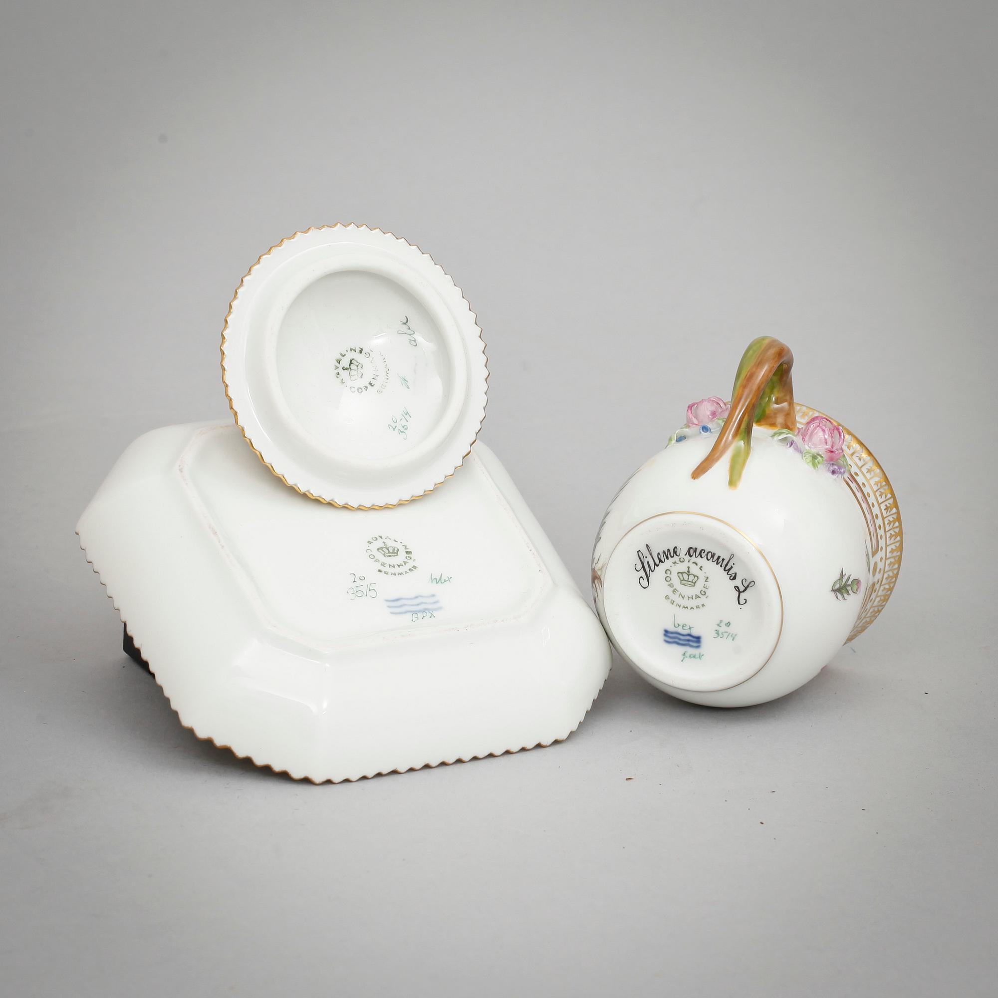 CREMEKOPP PÅ FAT, porslin, Royal Copenhagen "Flora Danica".