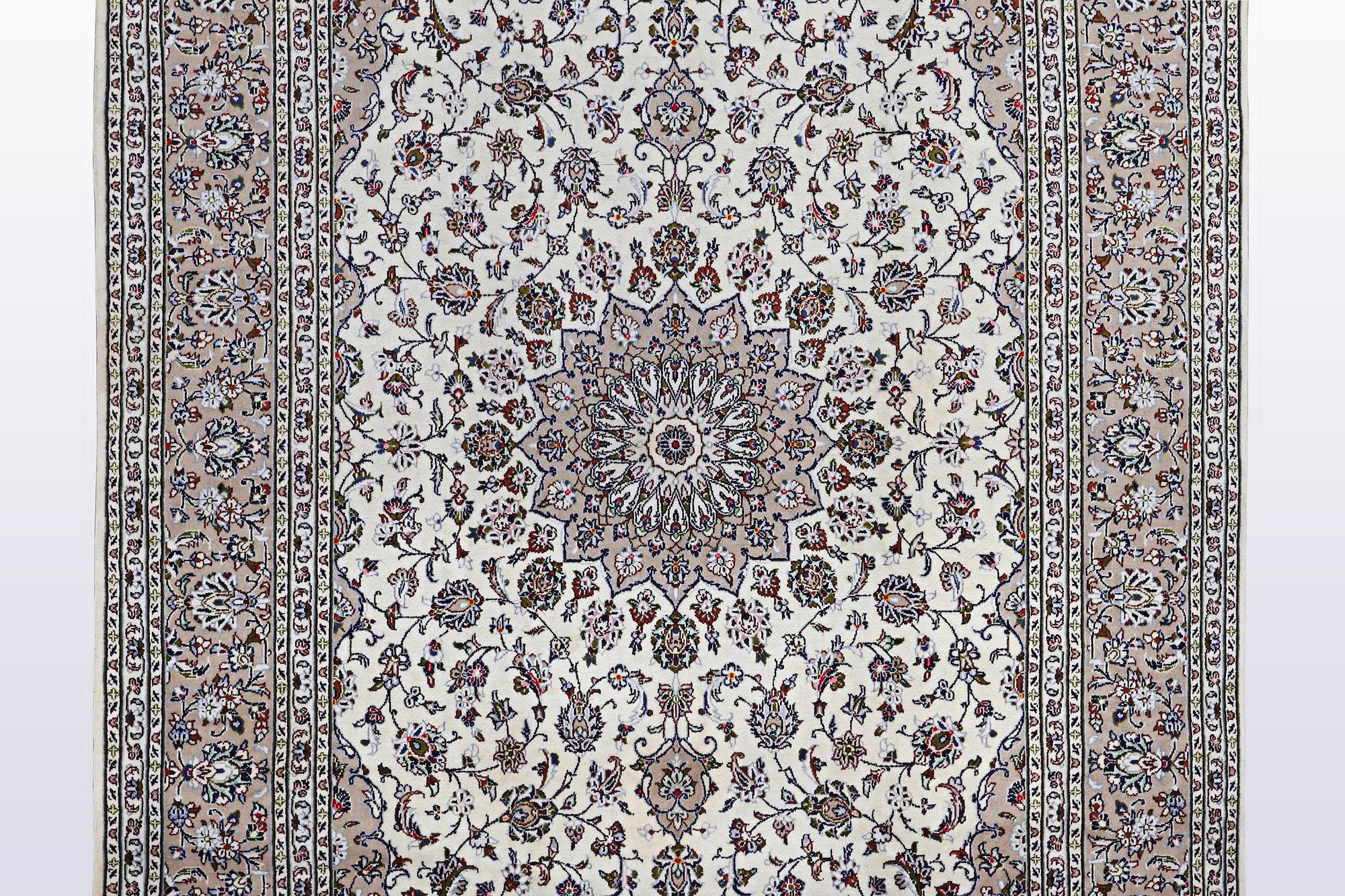 A carpet, Kashan, ca 368 x 245 cm.
