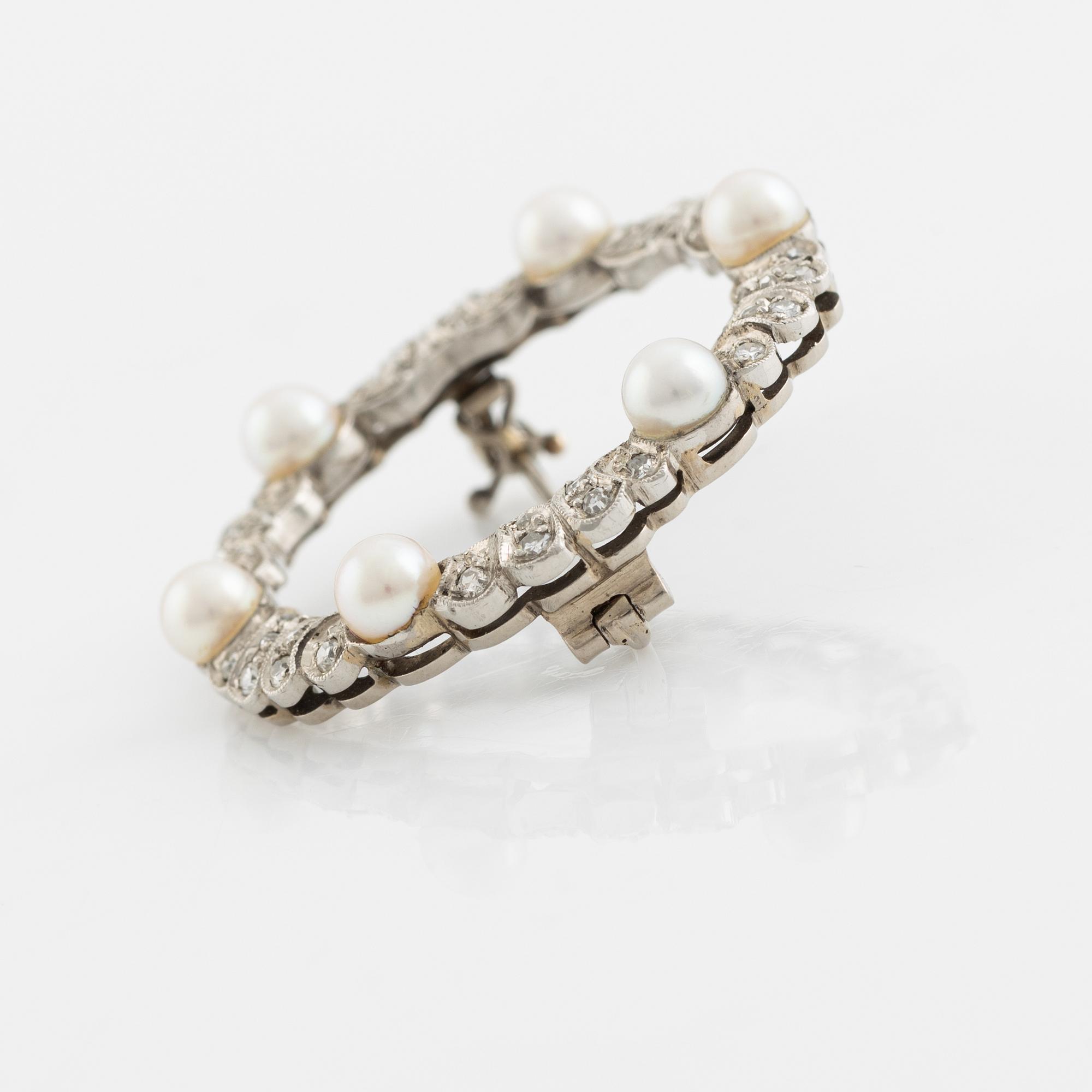 An 18K white gold ring set with cultured pearls and eight- and rose-cut diamonds.