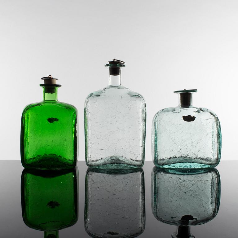KARAFFER 7 st, sejdlar 2 st, potta och fyllehund, bl a Stockholms glasbruk, Skansen, Ture Berglund.