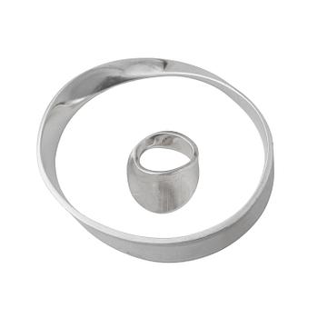 612. A Vivianna Torun Bülow Hübe sterling bangle and ring, Georg Jensen, Copenhagen 1945-77.