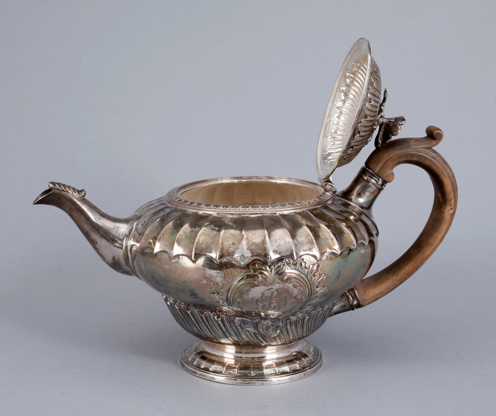 TEKANNA, silver, otydliga mästarstämplar, London, 1823. Vikt  723 gram.