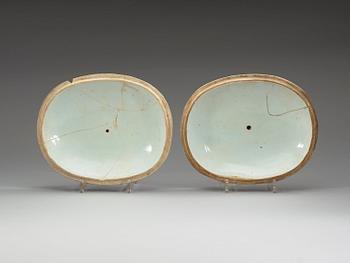 A pair of famille verte tureens with covers, Qing dynasty, Kangxi (1662-1722).