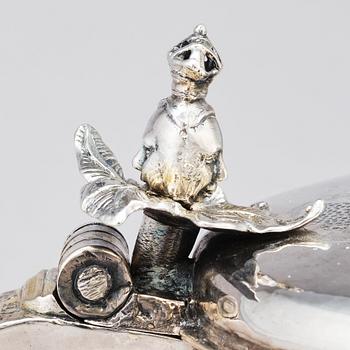 Alexander V. Holst, dryckeskanna, delvis förgyllt silver, Härnösand 1766.