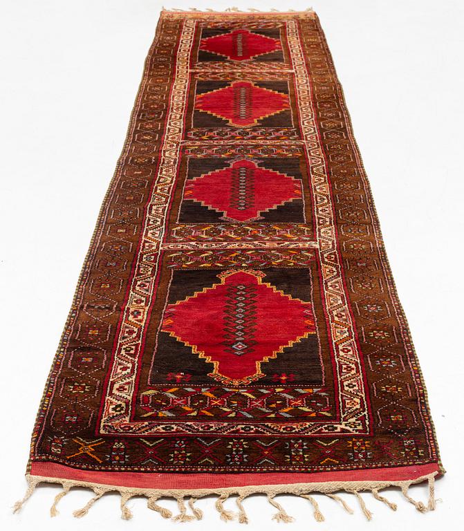 An antique Sivas runner, Ottoman Empire (Turkey), ca 495 x 105 cm (the ends with 9-7.5 cm flat weave on each side).