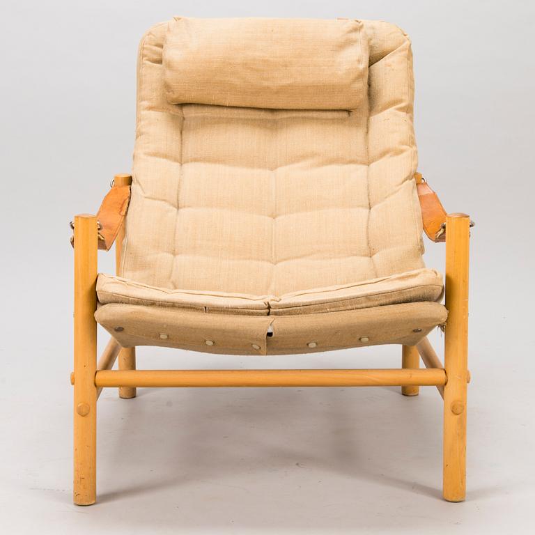 BROR BOIJE, A pair of 'Junker' easy chairs and an ottoman for Dux, Sweden, latter half of the 20th Century.