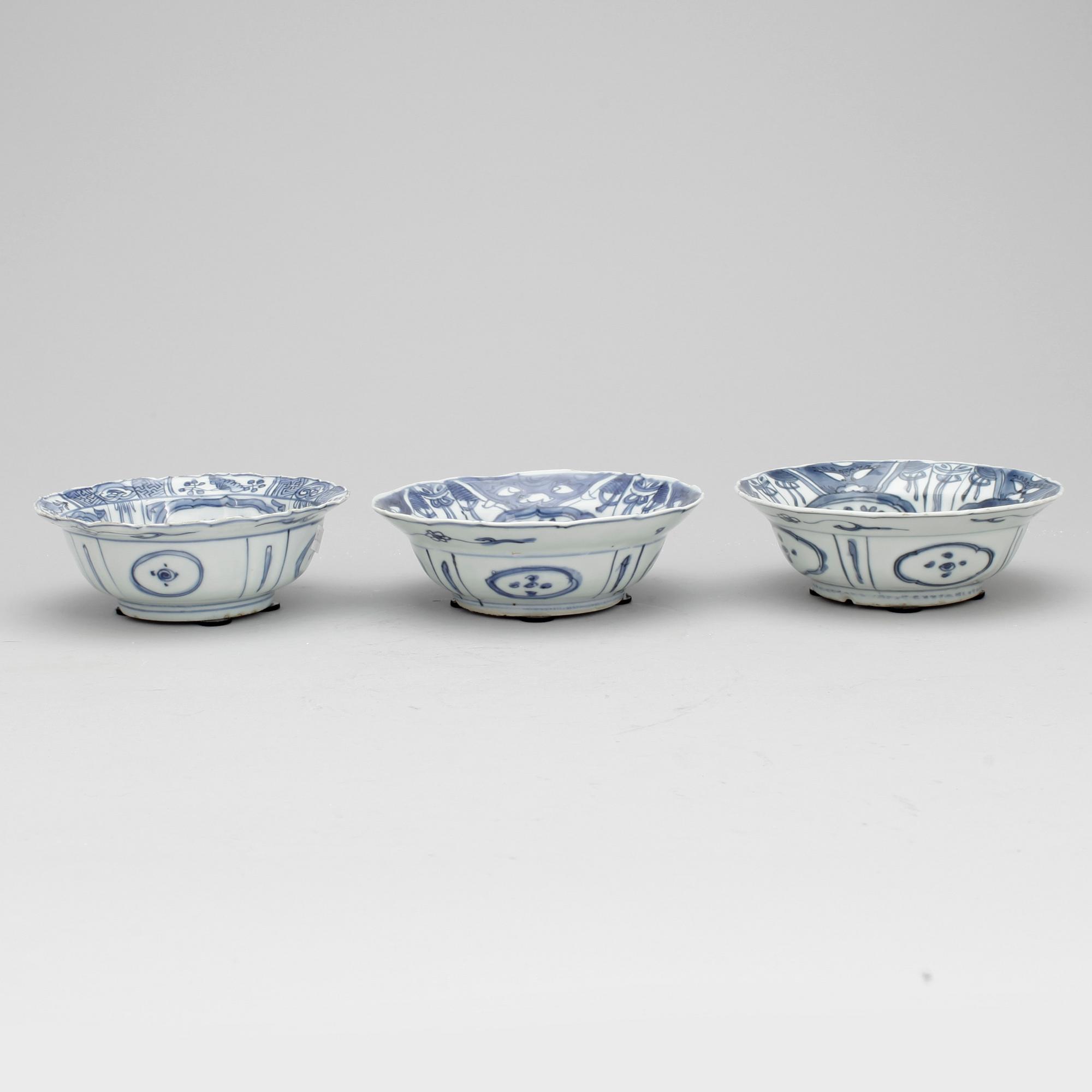 BÄRTALLRIKAR, 3 st. Porslin. Ming dynastin, Wanli (1572-1620).