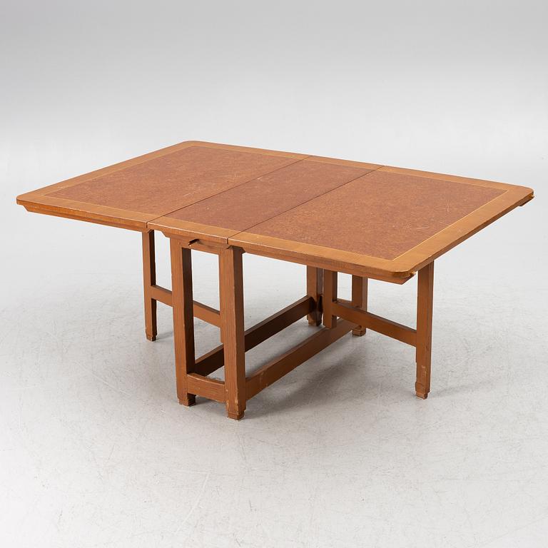 A drop-leaf table, 19th century.