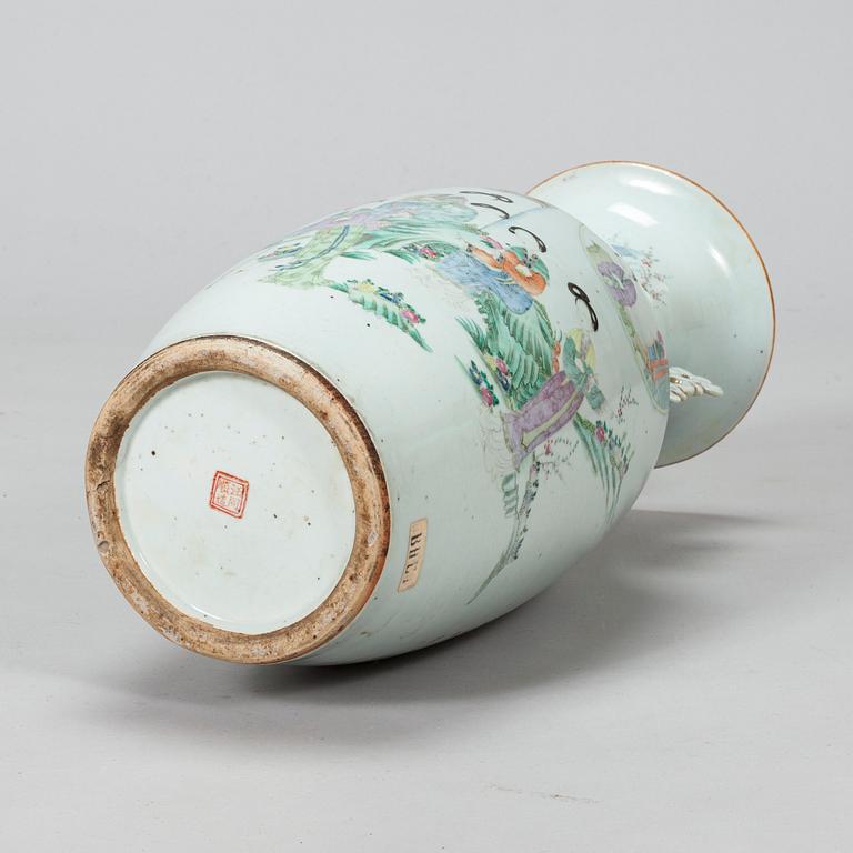 A Chinese porcelain vase by Wang Tong Shun, 20th Century.