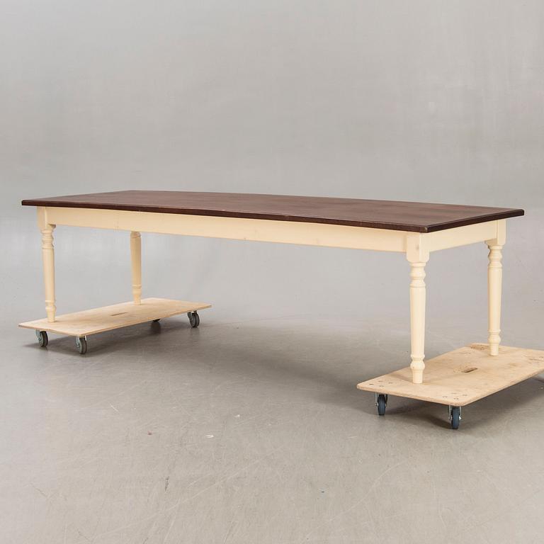 Table, modern manufacture.