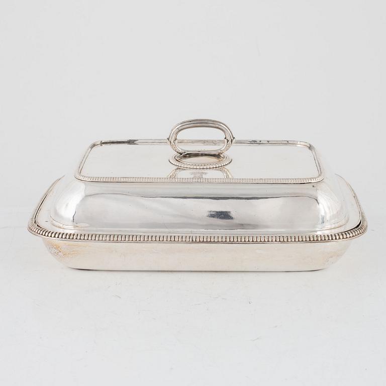 A pair of silver plated serving dishes with covers, first half of the 20th Century.