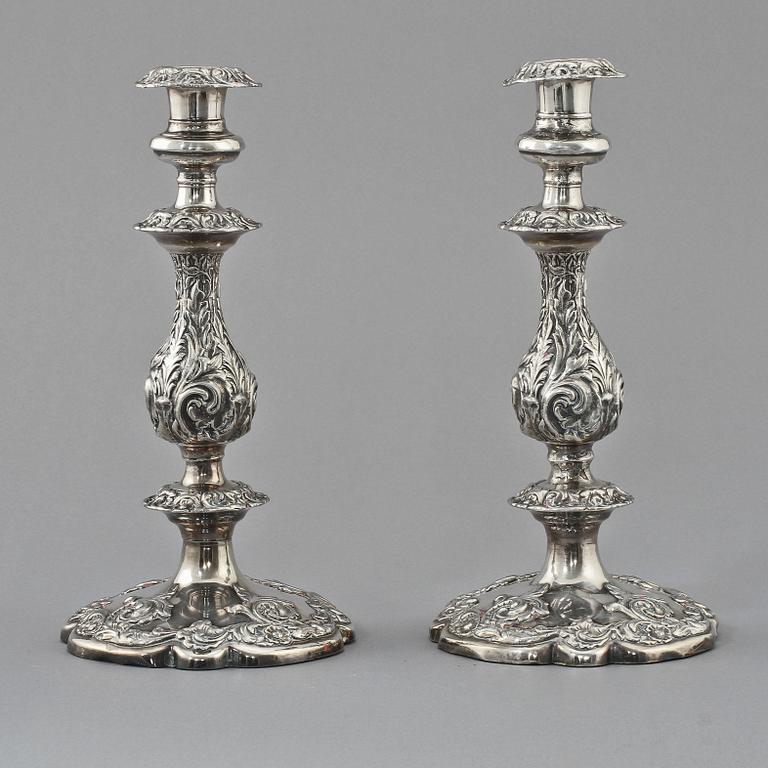 LJUSSTAKAR, ett par, nysilver, omkring 1900.