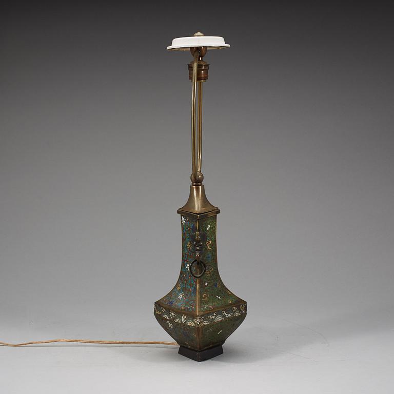 VAS, cloisonné. Qingdynastin, sent 1700-tal.