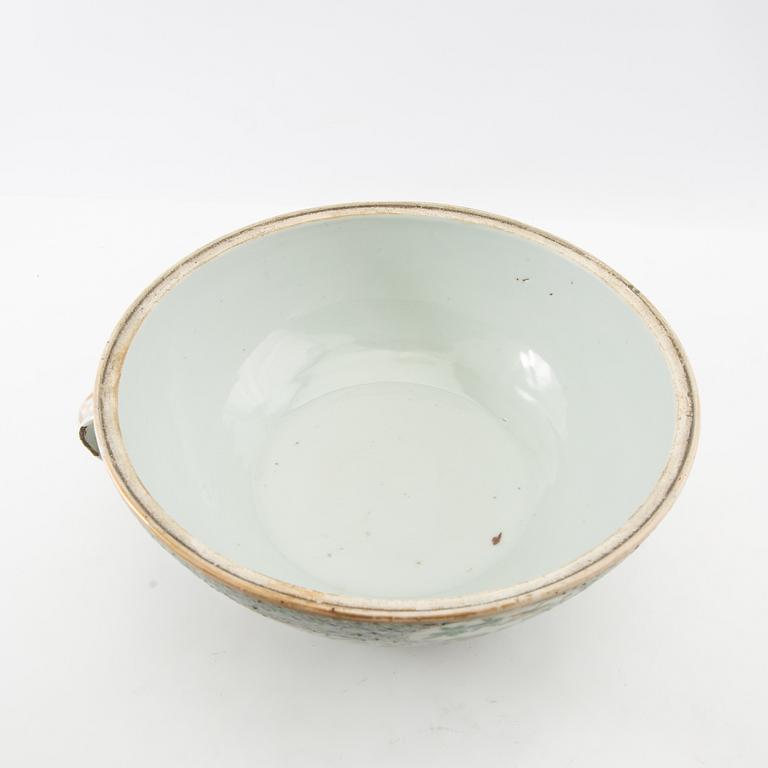 A Chinese chamber pot, 19th century.