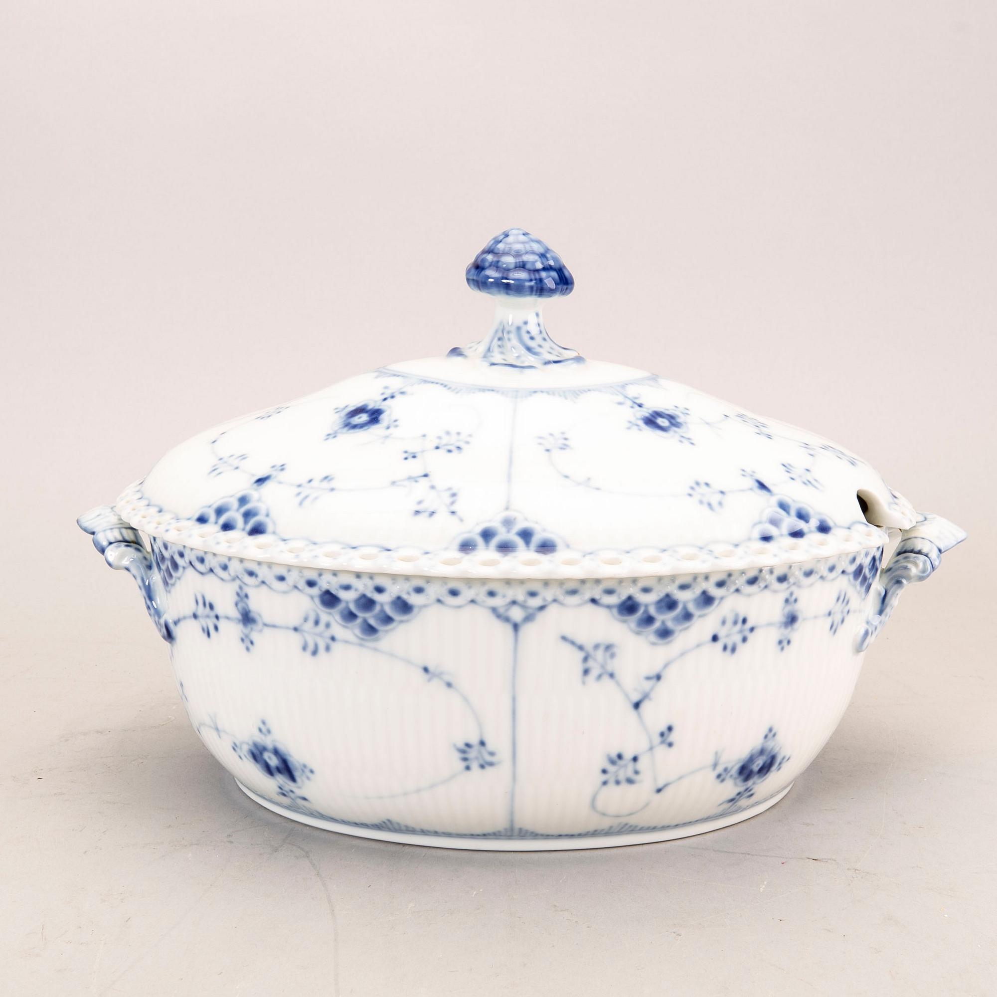 A 44 pcs Royal Copenhagen "Musselmalet" dinner service, Denmark, later part of the 20th century.