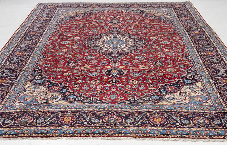 A Kashan carpet, a. 407 x 265 cm.
