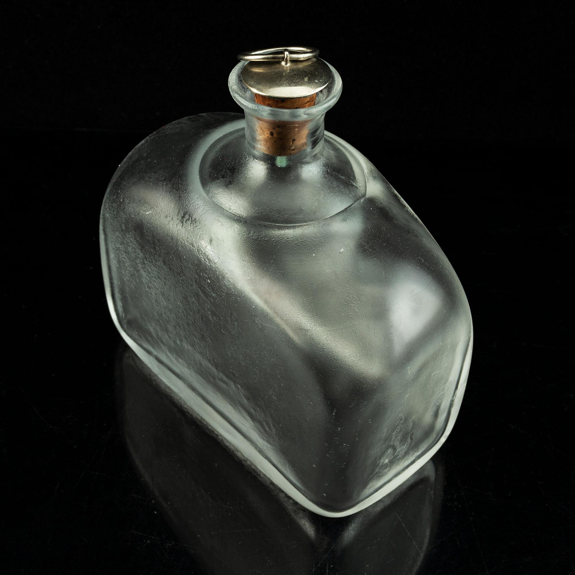 Vicke Lindstrand, a 19-piece 'Iced' glass service, Orrefors.