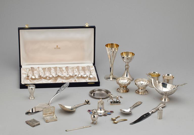 PARTI SILVER, 34 delar, bland annat 12 kaffeskedar, Danmark, med svenska importstämplar. 1900-tal. Totalvikt ca 890 gram.