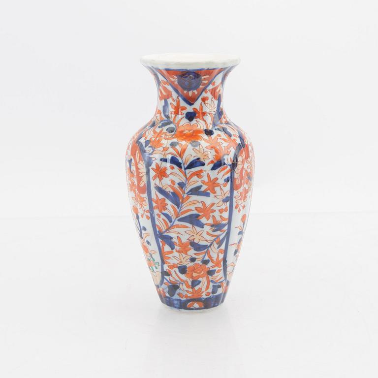 Urnor och vaser 7 dlr Japan Imari 18/1900-tal porslin.