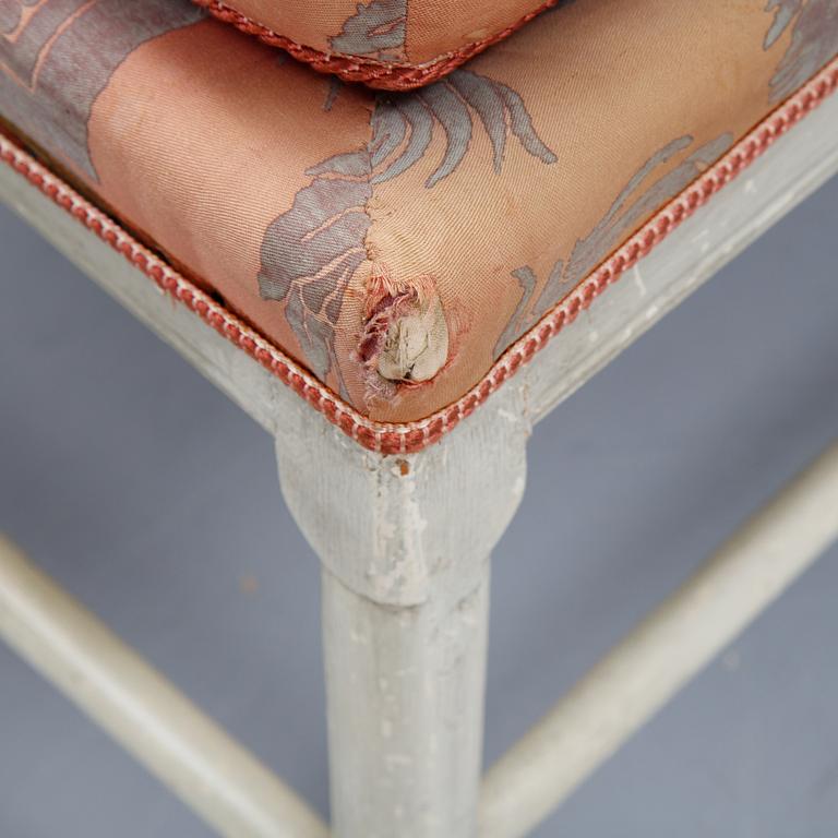 A painted armchair, presumably late 18th century or around the year 1800.
