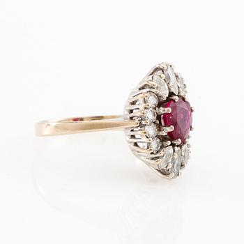 Ring 18K white gold with a ruby and diamonds.