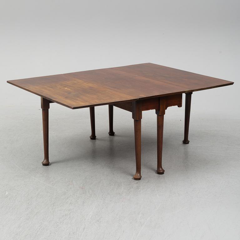 A two-piece mahogany gate leg table, 19th Century.