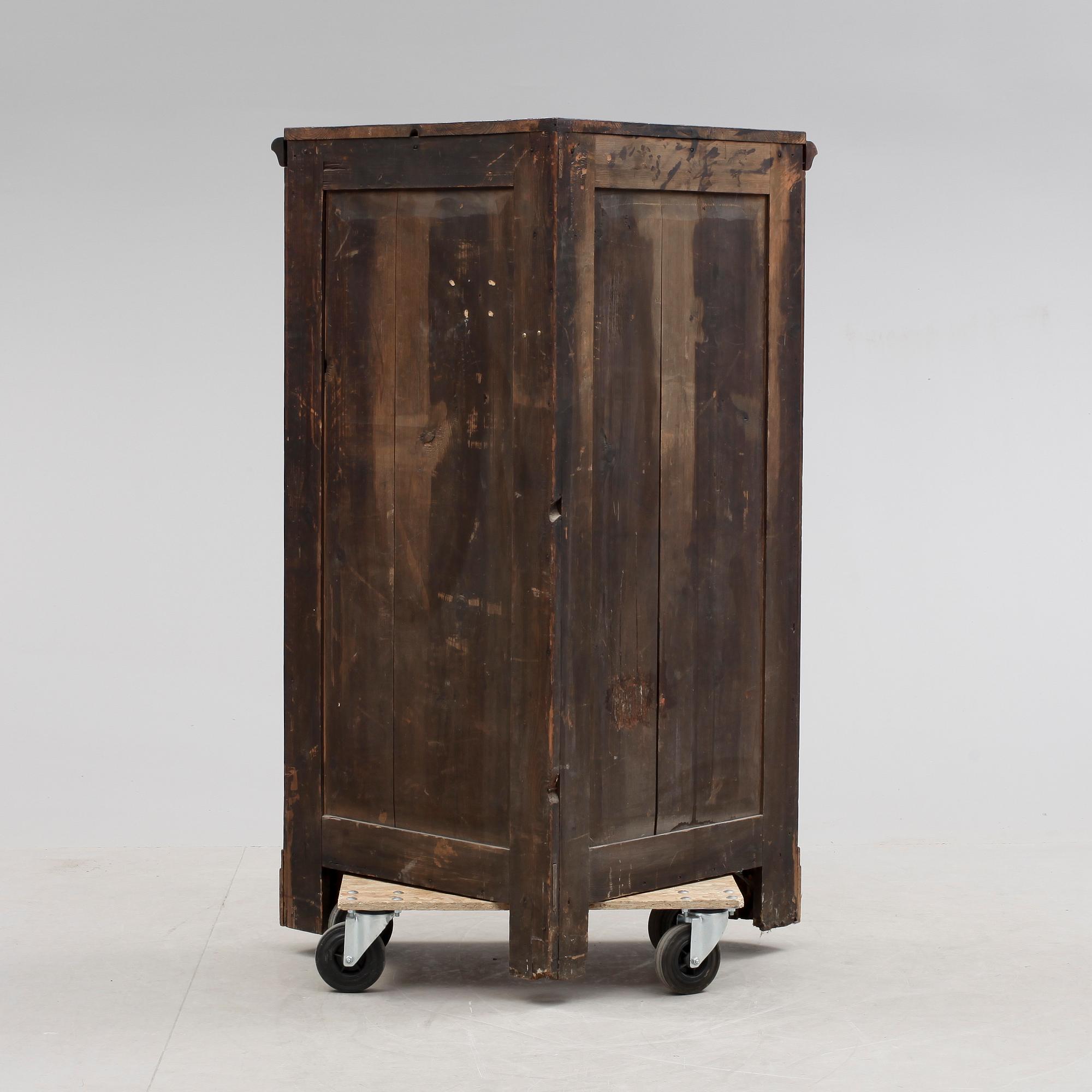 HÖRNSKÅP, omkring 1800-talets mitt.