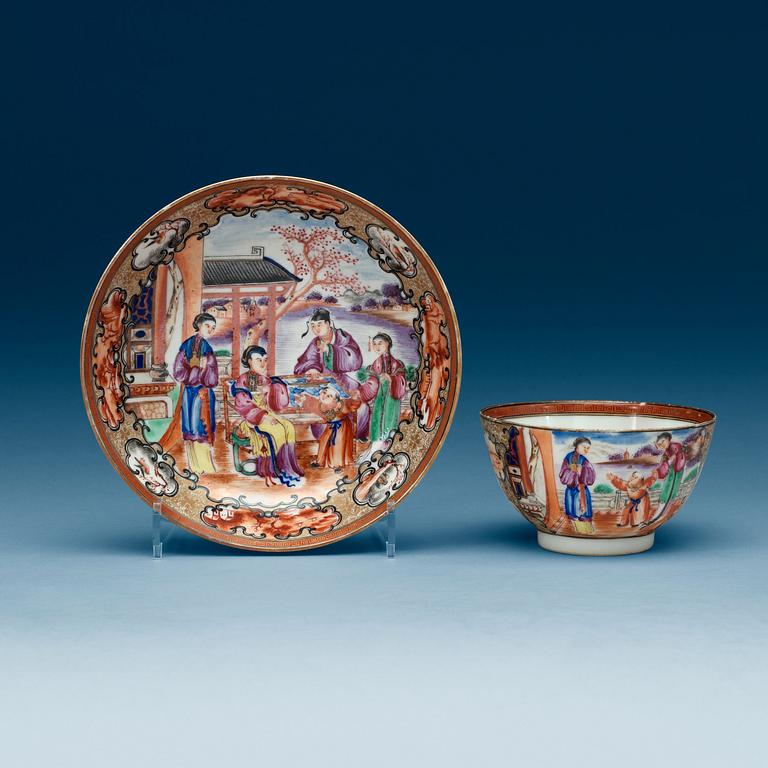 KOPPAR med FAT, åtta stycken, kompaniporslin.  Qing dynastin, Qianlong (1736-95).