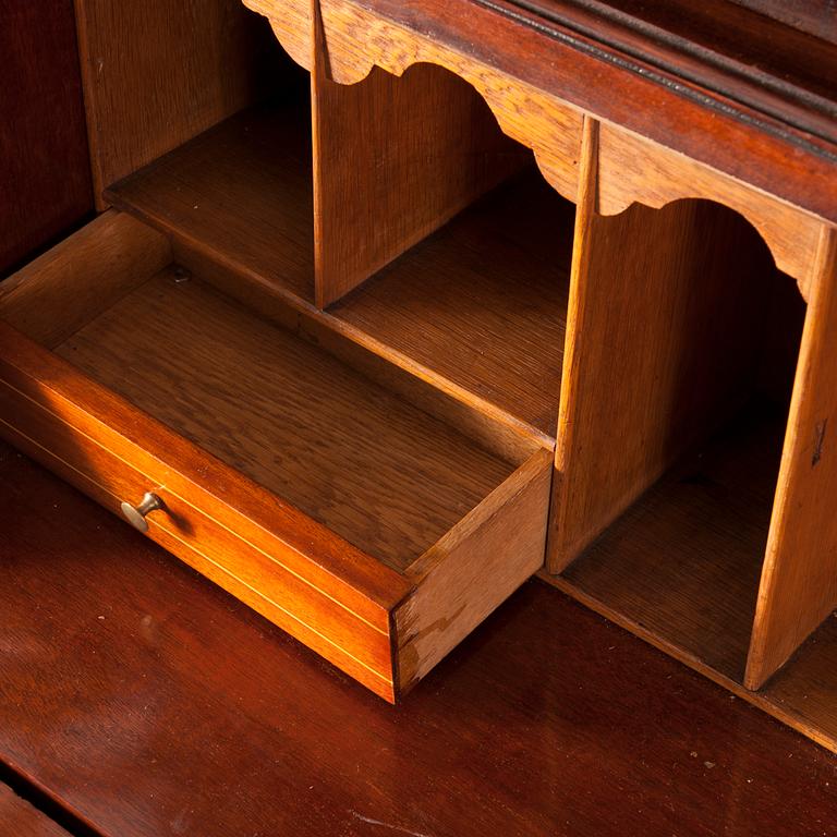 SKRIVBYRÅ MED ÖVERSKÅP / BUREAU CABINET, engelsk stil, sekelskiftet 1800/1900.