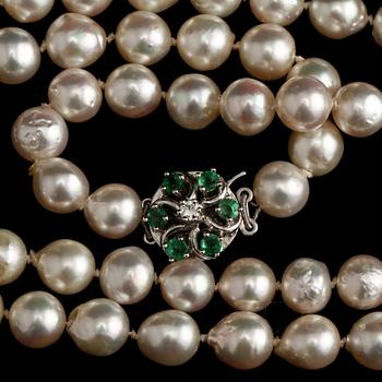 COLLIER, odlade pärlor med lås i 18k guld, briljantslipad diamant samt 6 smaragder, importstämplat.